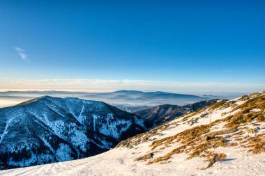 Gün doğumunda dağlarda alçak kış karları vadide sis, Nizke Tatry Chopok, Low Tatras