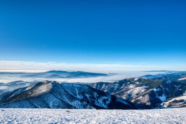 Daha aptal Slovakya Dumbier 'den alçak Tatra dağları ile kaplı vadi ve dağların güzel manzarası