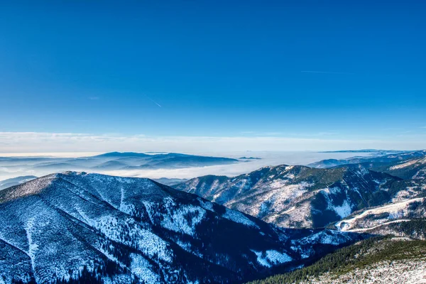 Prachtig Uitzicht Vallei Bergen Bedekt Met Mist Lage Tatra Bergen — Stockfoto