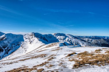 Slovakya 'da açık bir günde, karlı dağlar alçak tatralarla, Slovakya Tatralarıyla
