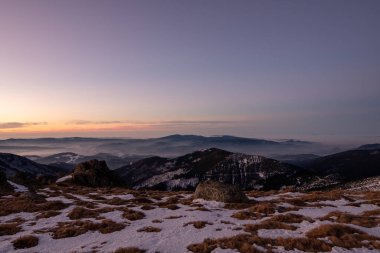 Güneşin doğuşu kış dağlarında berrak gökyüzü, Slovakya alçak tatraları, daha aptal