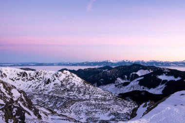 Güneşin doğuşu kış dağlarında berrak gökyüzü, Slovakya alçak tatraları, daha aptal