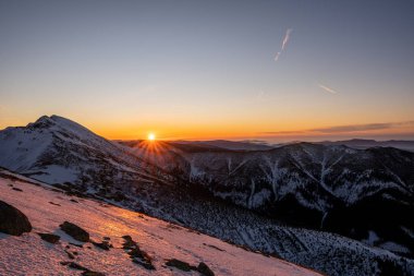 Karlı dağlarda gün doğumu, Slovakya Alçak Tatras, daha aptal