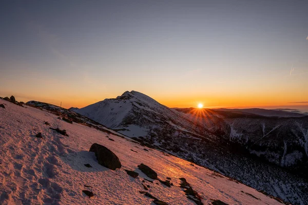 Sonnenaufgangssonne Winter Berge Mit Klarem Himmel Slowakei Niedrige Tatra Dumbier — Stockfoto