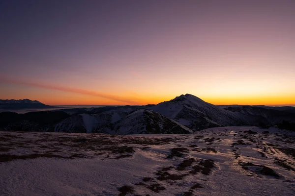 Wschód Słońca Grzbiecie Zaśnieżonych Górach Słowacja Niskie Tatry Dumbier — Zdjęcie stockowe