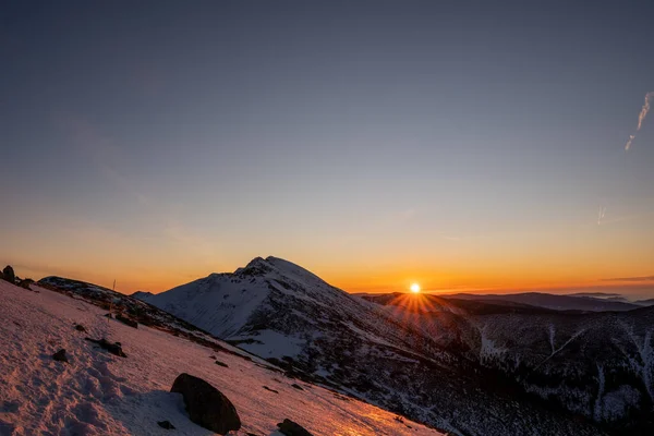 Sonnenaufgang Auf Dem Kamm Den Schneebedeckten Bergen Slowakei Niedere Tatra — Stockfoto