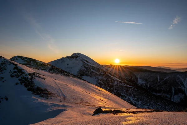 Sonnenaufgang Auf Dem Kamm Den Schneebedeckten Bergen Slowakei Niedere Tatra — Stockfoto
