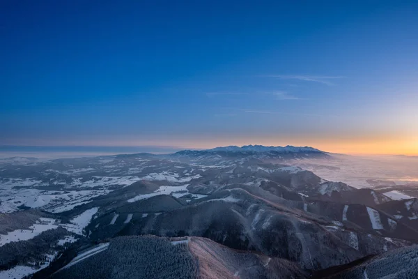 谷の霧と冬のヴェルキー チョック山からの日の出で冬の風景 低と高タトラとリプトフスカマラのビュー スロバキア — ストック写真