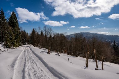 Kış dağlarında yollar arabalara ve kar motosikletlerine biner, güzel mavi gökyüzü, Slovakya beskidy, beskid dağları