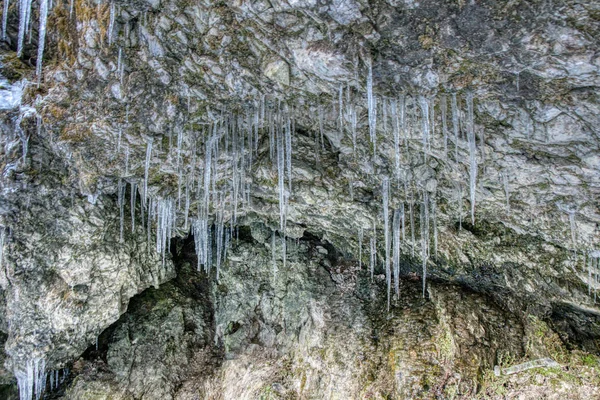 Estalactites Congeladas Rochas Montanhas Com Neve Redor Eslováquia Mala Fatra — Fotografia de Stock