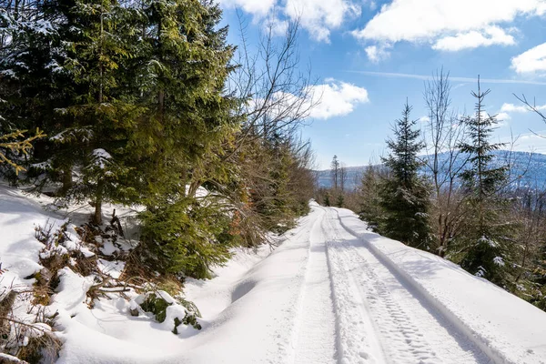 Weg Winter Bergen Rijdt Auto Sneeuw Scooters Mooie Blauwe Lucht — Stockfoto