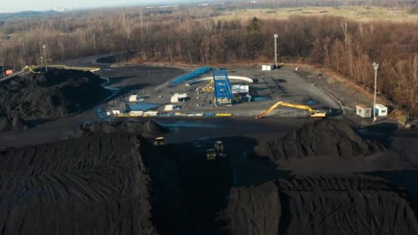 在一个有挖掘机和推土机的黑色煤矿旁边的煤矿的空中视图 — 图库视频影像