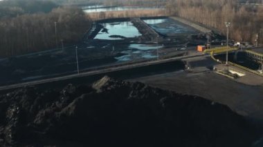 Kazı makineleri ve buldozerle kömür atığı ve gölün havadan görünüşü