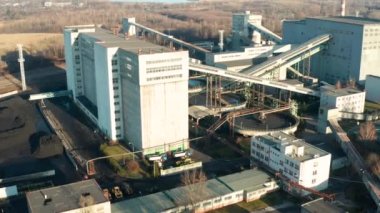 Çek Cumhuriyeti 'nde büyük bir kömür madeninin havadan görünüşü, OKD