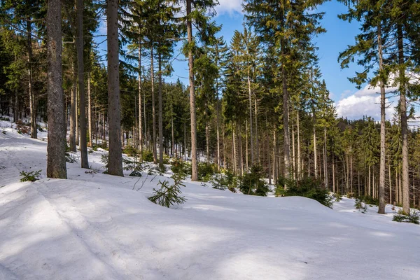 Schöne Frühlingsberge Mit Ein Wenig Schnee Bei Schönem Himmel Und — Stockfoto