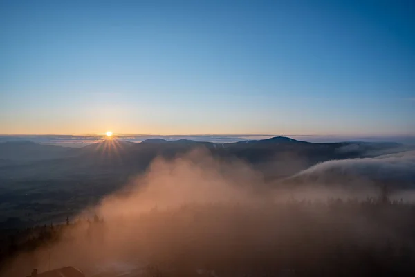 Schöner Sonnenaufgang Mit Bergen Velky Javornik Mit Nebel Tal Tschechische — Stockfoto