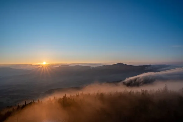 Sonnenaufgang Gebirge Mit Blick Auf Pustevny Mit Schönheitsnebel Tal Tschechische — Stockfoto