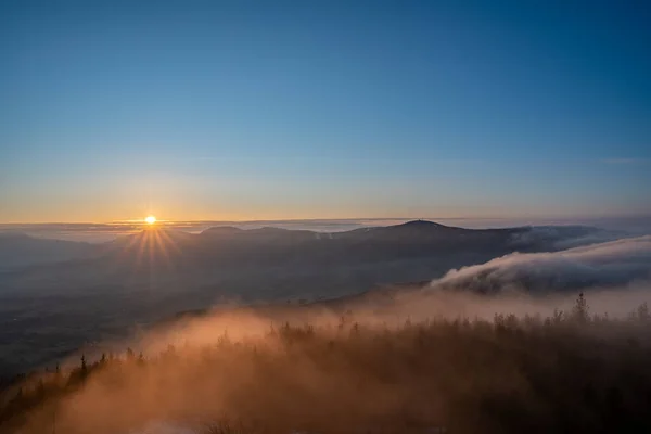 Hermoso Amanecer Con Montañas Velky Javornik Con Niebla Valle Checa — Foto de Stock