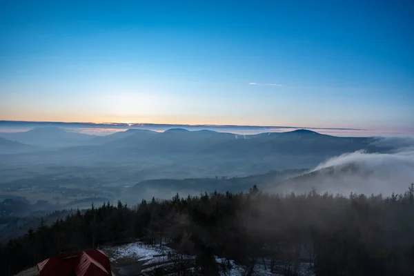 Hermosa Niebla Las Montañas Antes Del Amanecer Con Bosque Beskydy — Foto de Stock