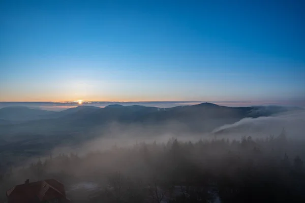 Schöner Sonnenaufgang Mit Bergen Velky Javornik Mit Nebel Tal Tschechische — Stockfoto