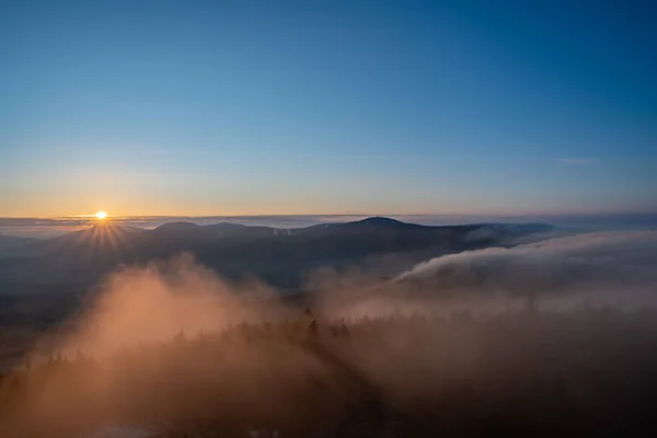 Belo Nascer Sol Com Montanhas Velky Javornik Com Nevoeiro Vale — Fotografia de Stock