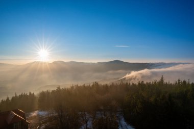 Gün doğumunda dağlarda krasna czech manzarası. Kış ve bahar aylarında vadide sis, Czech Beskydy