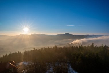 İlkbaharda dağlarda gün doğumu vadide sisli bir silindirle, Çek Beskydy 'de sabah