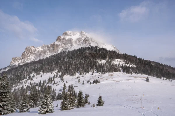 Montaña Velky Rozsutec Male Fatra Invierno Con Fuertes Vientos Volando — Foto de Stock