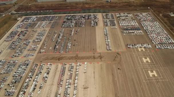 Luftaufnahme Des Großen Neuwagenparkplatzes Einer Autofabrik Der Slowakei — Stockvideo