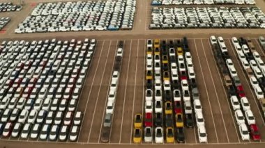 Slovakya 'daki araba fabrikasından büyük otoparkın hava manzarası.