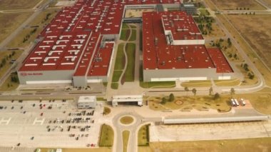 Yeni otomobiller üretmek için Avrupa 'daki büyük fabrikanın hava manzarası, Slovakya kia zilina 08.03.2020