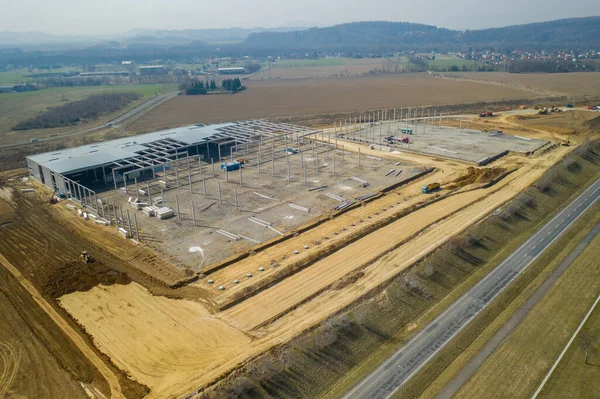 Avrupa 'nın orta kesimindeki yeni batarya deposunun havadan görünüşü, elektrikli araba üretimi için, hyundai czech nosovice 24.03.2020