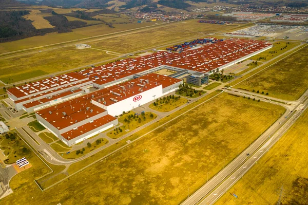 Yeni otomobiller üretmek için Avrupa 'daki büyük fabrikanın hava manzarası, Slovakya kia zilina 08.03.2020