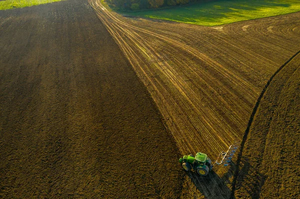 Zdjęcie Lotnicze Ciągnika Podczas Orki Jesienią Zachodzie Słońca — Zdjęcie stockowe