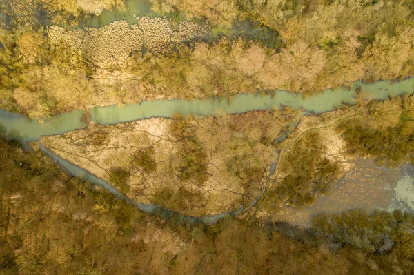 冬の終わりに沼のある川の空中風景 — ストック写真