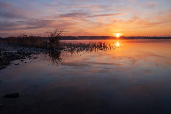 Herrlicher Sonnenaufgang Über Dem See Mit Reflexion Der Sonne Auf — Stockfoto