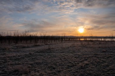 Gölün üzerinde güneşin gölün ve baharın üzerindeki yansımasıyla muhteşem bir gün doğumu.