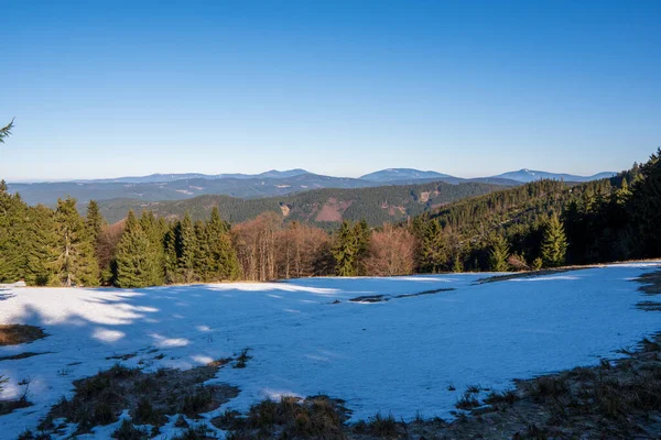 Wiesen Ende Des Winters Mit Schnee Und Bergen Hintergrund Beskydy — Stockfoto