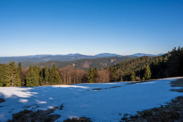 Wiesen Ende Des Winters Mit Schnee Und Bergen Hintergrund Beskydy — Stockfoto