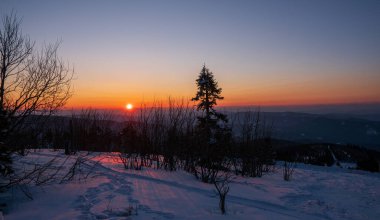 Çek Beskydy, kışın güneş doğarken dağlarda