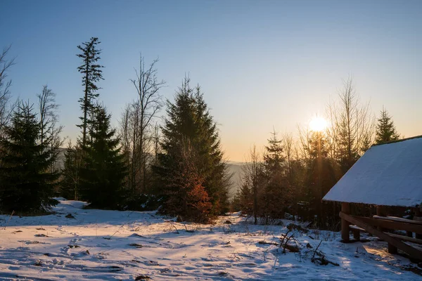 Bancă Acoperită Munți Natură Frumoasă Jurul Valorii Soare Orizont — Fotografie, imagine de stoc