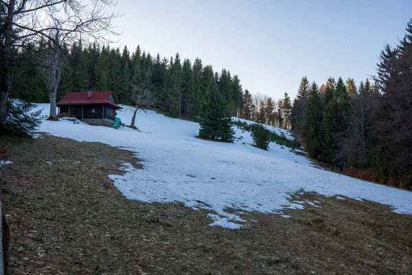 Preciosa Casita Campo Las Montañas Con Resto Nieve Alrededor Beskydy — Foto de Stock