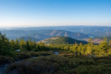 Vadideki buzul ve barajla kaplı dağların güzel manzarası, Çek Beskydy Lysa Hora