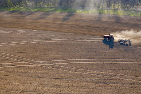 Luchtfoto Van Trekker Aan Het Werk Het Oogstveld Tsjechisch — Stockfoto