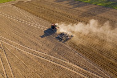 Hasat tarlasında çalışan traktörün hava görüntüsü, Czech