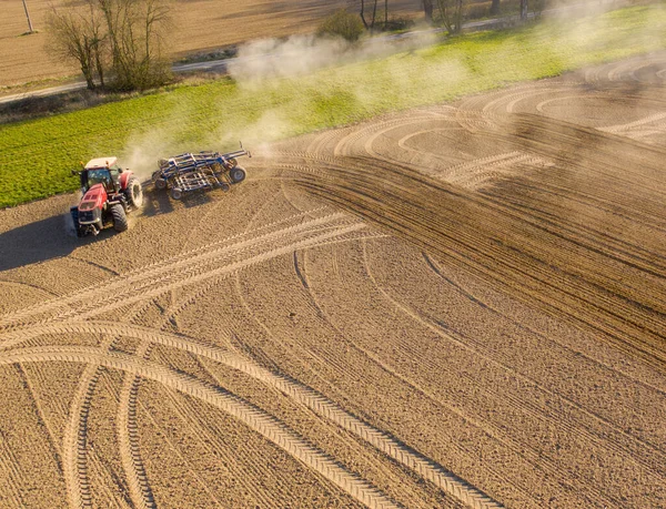 Plano Aéreo Del Tractor Que Trabaja Campo Cosecha Checo —  Fotos de Stock