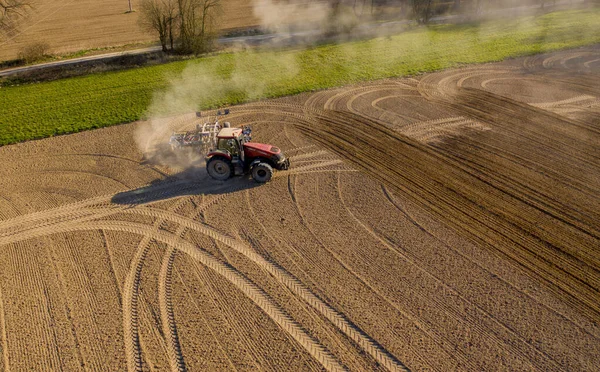 Luchtfoto Van Boer Trekker Voorbereiding Land Met Zaaibed Cultivator Ochtend — Stockfoto