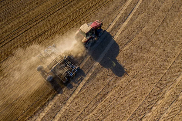 Luchtfoto Van Boer Trekker Voorbereiding Land Met Zaaibed Cultivator Ochtend — Stockfoto