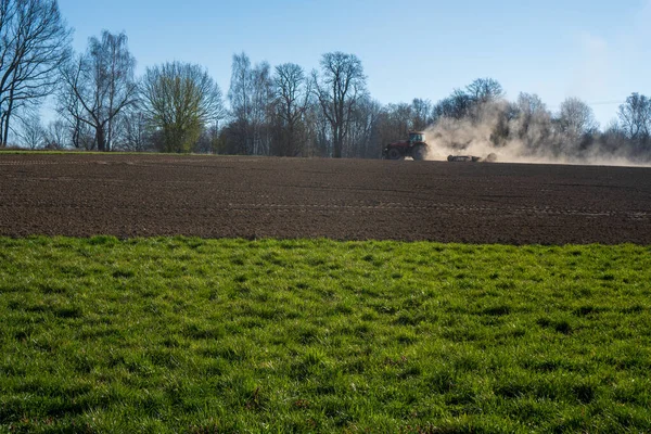 Rolnik Ciągniku Przygotowuje Grunty Sadzonką Kultywatorem Słońce Rano — Zdjęcie stockowe