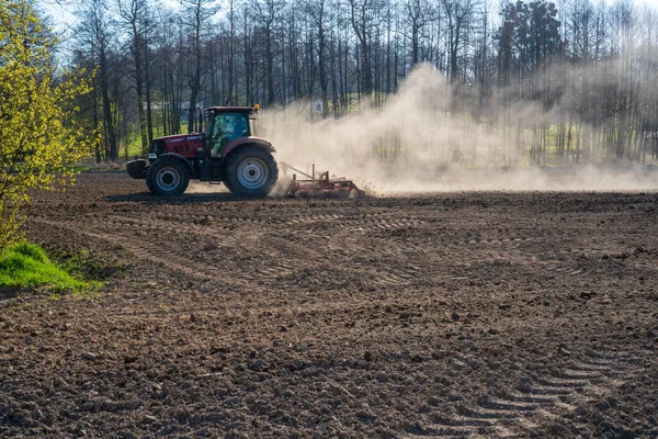 Farmer Orał Pole Uprawiam Traktor Terenie Czerwony Traktor Rolniczy Pługiem — Zdjęcie stockowe